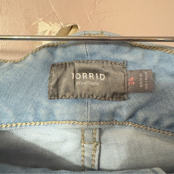 Torrid Lightwashed Denim Bermuda Shorts Women Size 24X - Picture 6 of 8